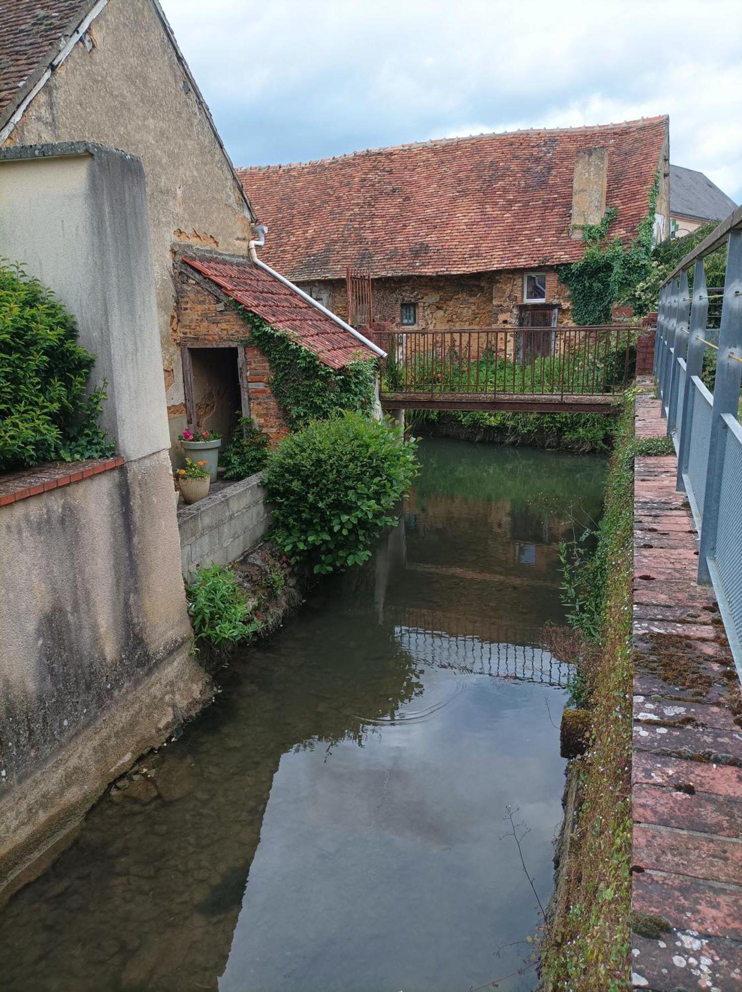 La Maison Au Bord De L'Eau Gracay Exterior photo